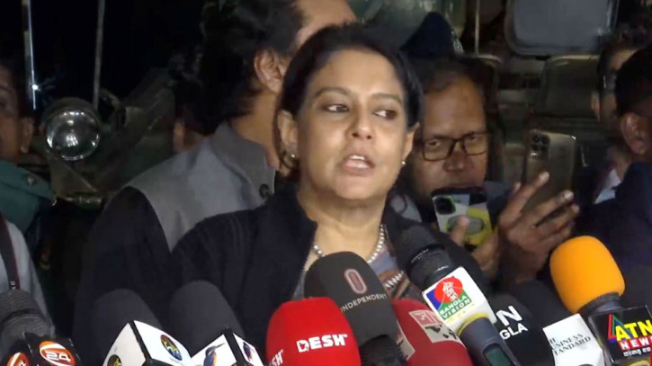 রাষ্ট্রীয় অতিথি ভবন যমুনার সামনে আয়োজিত সংবাদ সম্মেলনে কথা বলছেন রিজওয়ানা হাসান। ছবি: সংগৃহীত