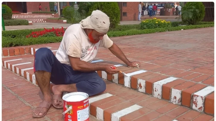স্মৃতিসৌধে রঙ তুলির ছুঁয়া দিচ্ছেন