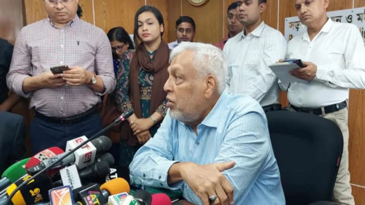 সাংবাদিকদের ব্রিফ করেন সড়ক পরিবহন ও সেতু উপদেষ্টা মুহাম্মদ ফাওজুল কবির খান। ছবি: সংগৃহীত