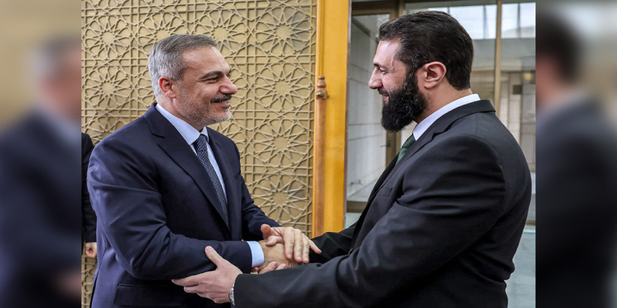 On December 22, Turkey's Foreign Minister Hakan Fidan (left) is being welcomed by Hayat Tahrir al-Sham (HTS) leader Ahmed Al-Shara in Damascus. Photo: AFP