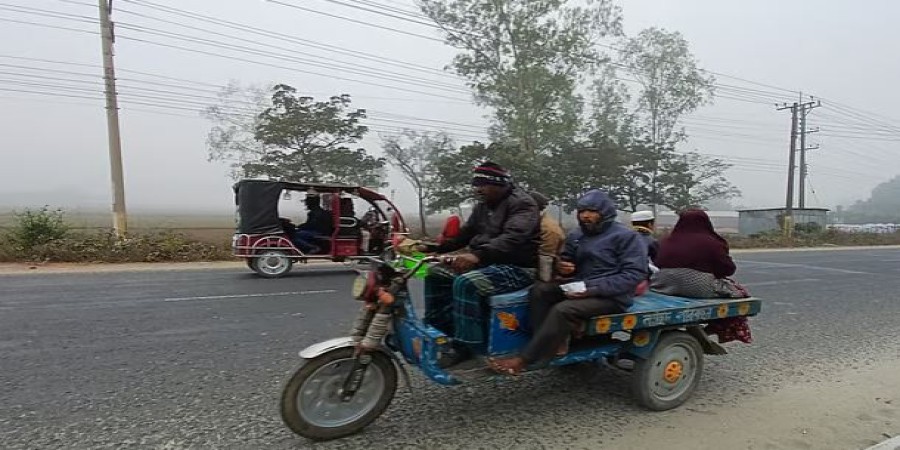 শীতের সকালে গন্তব্যের উদ্দেশে বের হয়েছেন অনেকে। আজ রোববার সকাল ১০টায় পঞ্চগড় সদর উপজেলার শিংপাড়া এলাকায়
