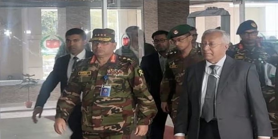 বিমানবাহিনীর প্রধান এয়ার চিফ মার্শাল হাসান মাহমুদ খাঁনকে স্বাগত জানান ইসি সচিব আখতার আহমেদ