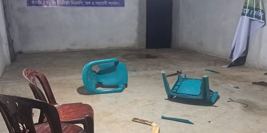 হামলার পর পড়ে রয়েছে বিএনপির কার্যালয়ের ভাঙা চেয়ার। গতকাল রাতে নোয়াখালীর হাতিয়া উপজেলার চর কিং ইউনিয়নের ভৈরব বাজারে
