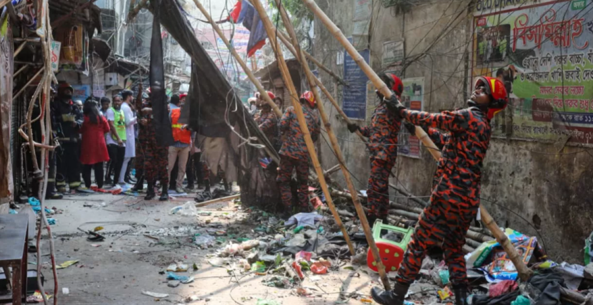 ভূমিকম্পে পুরান ঢাকায় ভবনের ছাদের রেলিং ধসে তিন পথচারী নিহত হন। ঘটনাস্থলে ফায়ার সার্ভিসের সদস্যরা উদ্ধার অভিযান পরিচালনা করেন। গতকাল দুপুরে বংশালের কসাইটুলী এলাকায়।