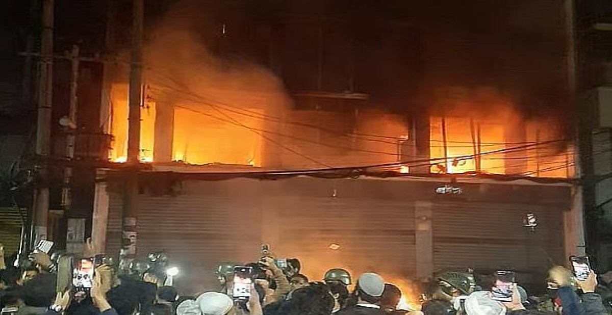 গত বৃহস্পতিবার রাতে সন্ত্রাসীরা রাজধানীর কারওয়ান বাজারে প্রথম আলো কার্যালয়ে ভাঙচুর–লুটপাট চালায়। পরে আগুন দিয়ে পুড়িয়ে দেওয়া হয় কার্যালয়টি