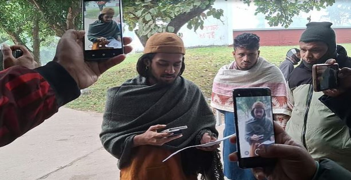 ডিনদের পদত্যাগপত্র হাতে নিয়ে গণমাধ্যমকর্মীদের সামনে একে একে তাদের কল করেন রাকসুর জিএস সালাহউদ্দিন আম্মার। রোববার সকালে রাকসু ভবনের সামনে