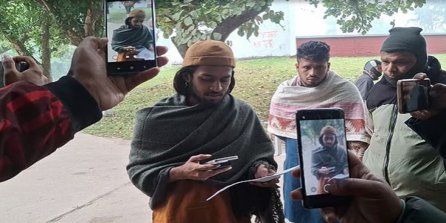 ডিনদের পদত্যাগপত্র হাতে নিয়ে গণমাধ্যমকর্মীদের সামনে একে একে তাদের কল করেন রাকসুর জিএস সালাহউদ্দিন আম্মার। রোববার সকালে রাকসু ভবনের সামনে