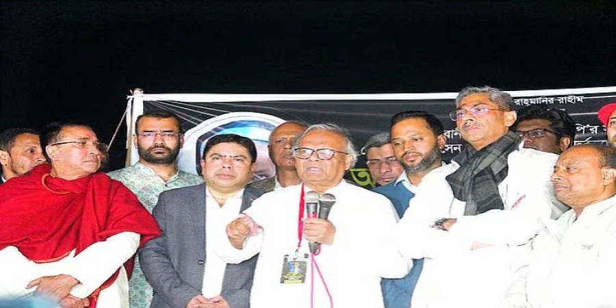 লক্ষ্মীপুরে আগুনে পুড়ে নিহত শিশুর পরিবারের খোঁজখবর নেওয়া এবং ঘর পরিদর্শন শেষে বক্তব্য দেন বিএনপির সিনিয়র যুগ্ম মহাসচিব রুহুল কবির রিজভী। গতকাল রাতে