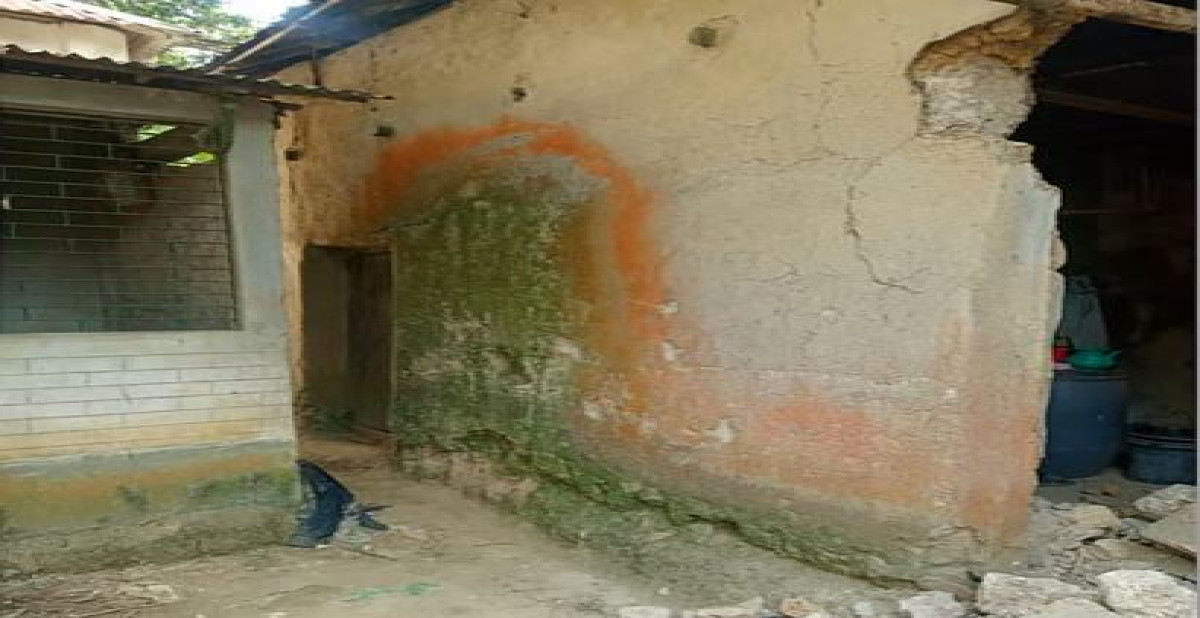 নরসিংদীর পলাশ উপজেলার মালিতা গ্রামে ভূমিকম্পে মাটির ঘরের দেয়াল ধসে নিহত কাজম আলী ভূঁইয়ার বাড়ি।