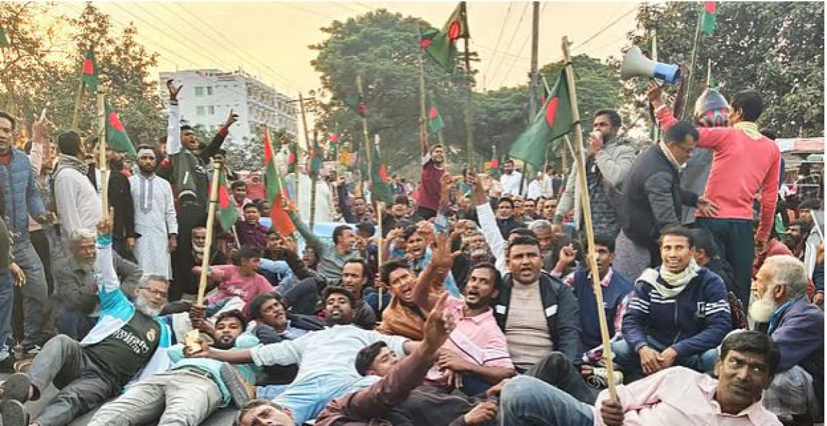 রাজশাহীর পবা উপজেলার খড়খড়ি এলাকায় স্থানীয় প্রার্থী চেয়ে মহাসড়কে শুয়ে অবরোধে অংশ নেয় বিএনপির একাংশের নেতা–কর্মীরা।