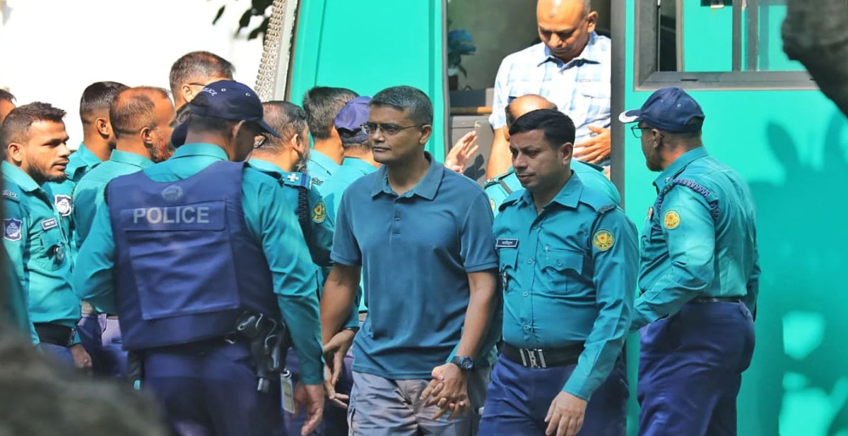 আন্তর্জাতিক অপরাধ ট্রাইব্যুনালে হাজির করা এক সেনা কর্মকর্তাকে পুলিশের সাথে ট্রাইব্যুনাল ভবনে আনা হচ্ছে