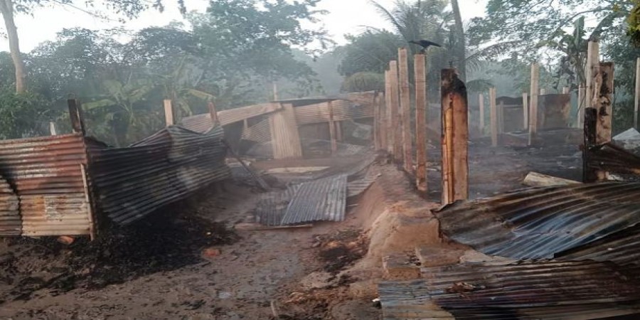 পুড়ে যাওয়া দুটি বসতঘর। আজ সকালে চট্টগ্রামের রাউজান পৌরসভার ৫ নম্বর ওয়ার্ডের পশ্চিম সুলতানপুর গ্রামে