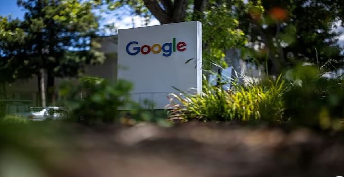 যুক্তরাষ্ট্রের ক্যালিফোর্নিয়ায় গুগলের গবেষণাকেন্দ্রের সামনে প্রতিষ্ঠানটির লোগো