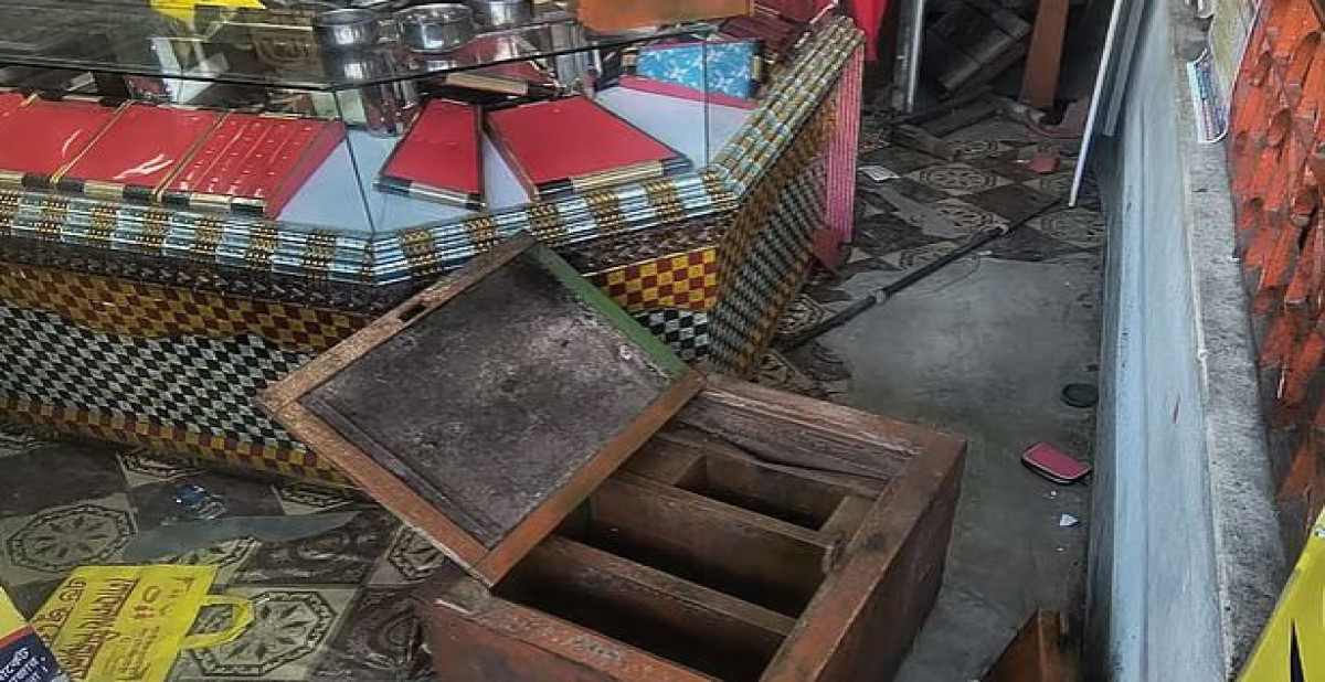 ডাকাতেরা সোনার দোকানের সিন্দুক ভেঙে স্বর্ণালঙ্কারসহ বিভিন্ন মালামাল লুট করে নিয়ে গেছে। আজ মঙ্গলবার দুপুর ১২টার দিকে পাবনার বেড়া উপজেলার নাকালিয়া বাজারে