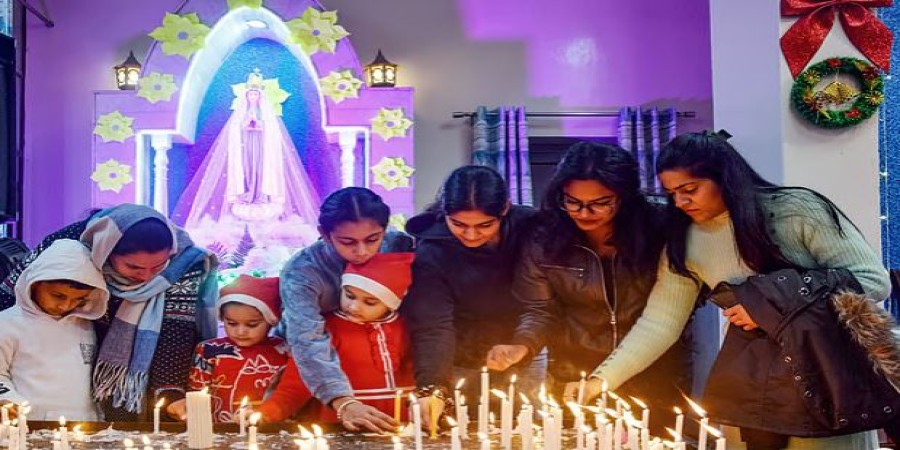 ভারতের পাতিয়ালায় সেন্ট পিটার গির্জায় বড়দিনের উৎসবে খ্রিষ্টান সম্প্রদায়ের মানুষ। ২৫ ডিসেম্বর ২০২৫, পাতিয়ালা