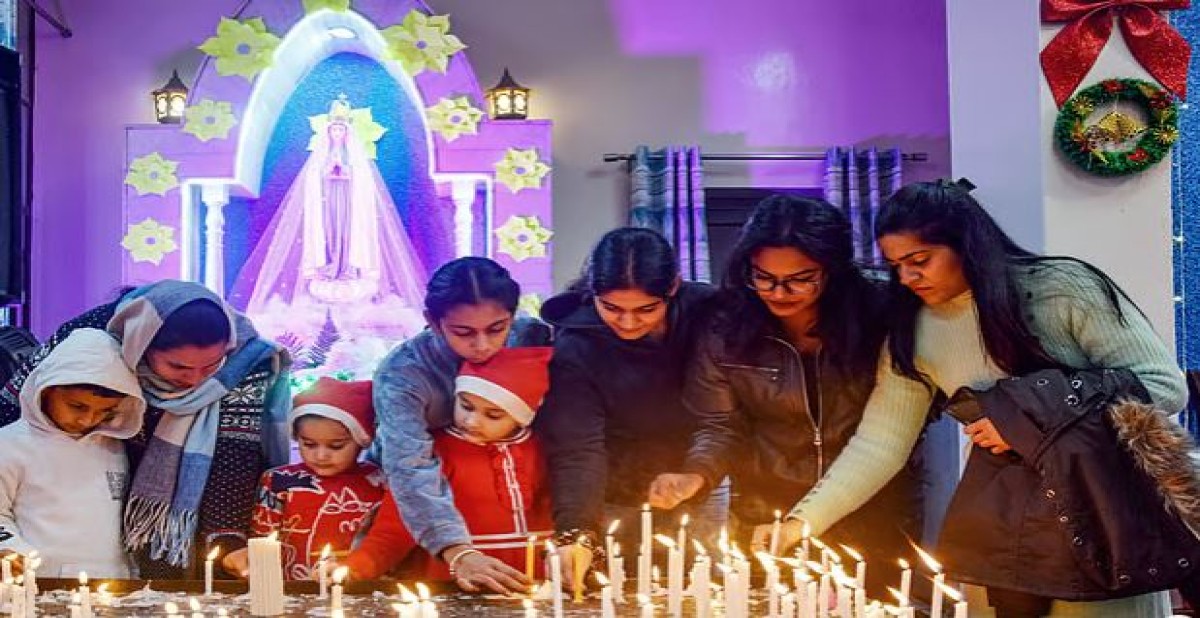 ভারতের পাতিয়ালায় সেন্ট পিটার গির্জায় বড়দিনের উৎসবে খ্রিষ্টান সম্প্রদায়ের মানুষ। ২৫ ডিসেম্বর ২০২৫, পাতিয়ালা