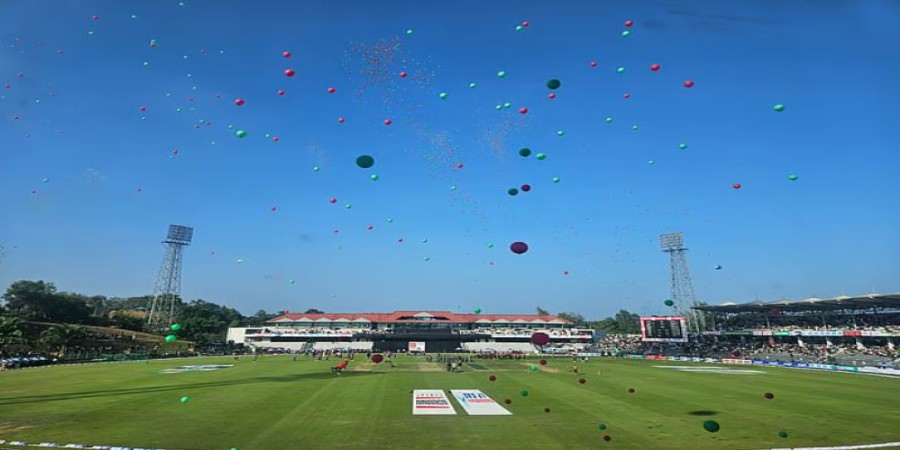 আজ বিপিএলের উদ্বোধনের সময় এভাবেই সিলেট আন্তর্জাতিক স্টেডিয়ামে আকাশ দখল করে রেখেছিল ২৫ হাজার বেলুন