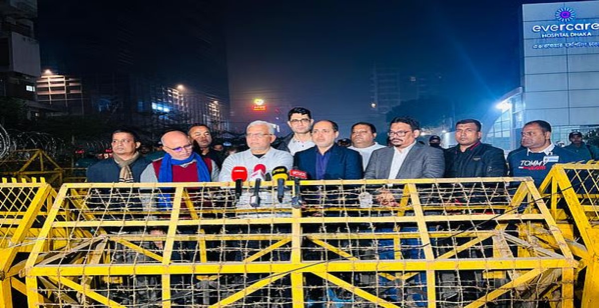 শনিবার দিবাগত রাত সাড়ে ১২টার দিকে কোনো ধরনের পূর্বঘোষণা ছাড়াই রাজধানীর এভারকেয়ার হাসপাতালের সামনে ব্রিফ করা হয়।