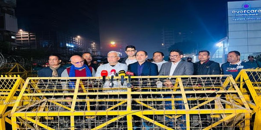 শনিবার দিবাগত রাত সাড়ে ১২টার দিকে কোনো ধরনের পূর্বঘোষণা ছাড়াই রাজধানীর এভারকেয়ার হাসপাতালের সামনে ব্রিফ করা হয়।