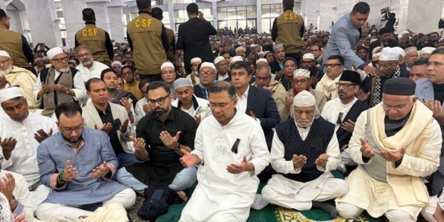 শুক্রবার বাদ আসর রাজধানীর গুলশান আজাদ মসজিদে অনুষ্ঠিত দোয়া মাহফিলে অংশ নেন বেগম খালেদা জিয়ার জ্যেষ্ঠ পুত্র বিএনপির ভারপ্রাপ্ত চেয়ারম্যান তারেক রহমান