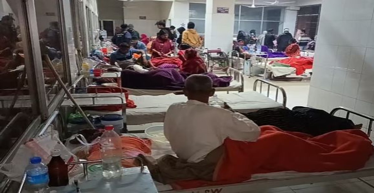 মাদারীপুরে আধিপত্য বিস্তারকে কেন্দ্র করে দুই পক্ষের মধ্যে সংঘর্ষের অন্তত ৮ জন আহত হন। তাদের কয়েকজনকে শুক্রবার রাতে মাদারীপুর ২৫০ শয্যা জেলা হাসপাতালে ভর্তি করা হয়