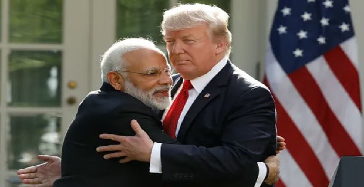 হোয়াইট হাউসের রোজ গার্ডেনে যুক্তরাষ্ট্রের প্রেসিডেন্ট ডোনাল্ড ট্রাম্পের সঙ্গে আলিঙ্গন করছেন ভারতের প্রধানমন্ত্রী নরেন্দ্র মোদি। ২৬ জুন ২০১৭, ওয়াশিংটন ডিসি, যুক্তরাষ্ট্র