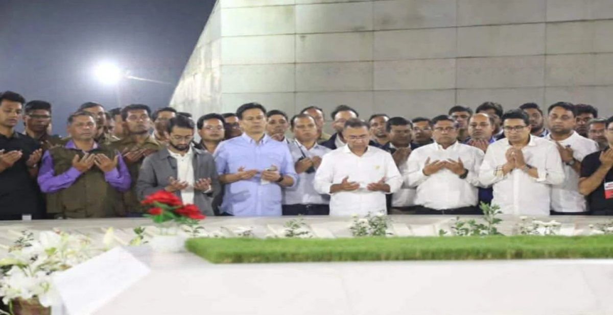 রাজধানীর জিয়া উদ্যানে শহীদ জিয়াউর রহমান এবং বেগম খালেদা জিয়ার কবর জিয়ারত করেন তারেক রহমান।