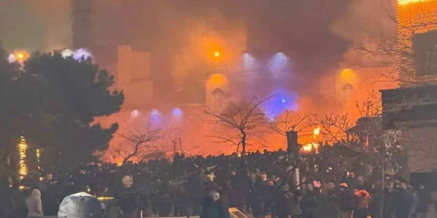 মূল্যস্ফীতির প্রতিবাদে দুই সপ্তাহ ধরে ইরানজুড়ে বিক্ষোভ ও সহিংসতা চলছে। গতকাল রোববারও ব্যাপক বিক্ষোভ হয়েছে। অনেক স্থানেই বাহিনীর সঙ্গে সংঘর্ষ হয়েছে। শনিবার রাতে তেহরানের একটি মসজিদে আগুন দেয় বিক্ষোভকারীরা আইনশৃঙ্খলা রক্ষাকারী। ছবি-দ্য গার্ডিয়ান