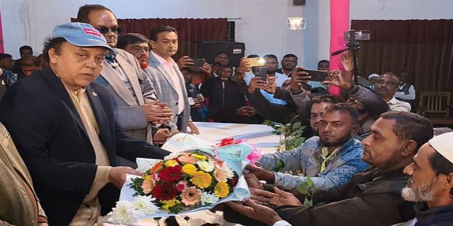 খাগড়াছড়ি আসনের বিএনপির মনোনীত প্রার্থী ও জেলা বিএনপির সভাপতি ওয়াদুদ ভুইয়াকে ফুলের তোড়া তুলে দিচ্ছেন দলে নবাগতদের কয়েকজন। গতকাল সন্ধ্যায় উপজেলার একটি কমিউটিনিটি সেন্টারে