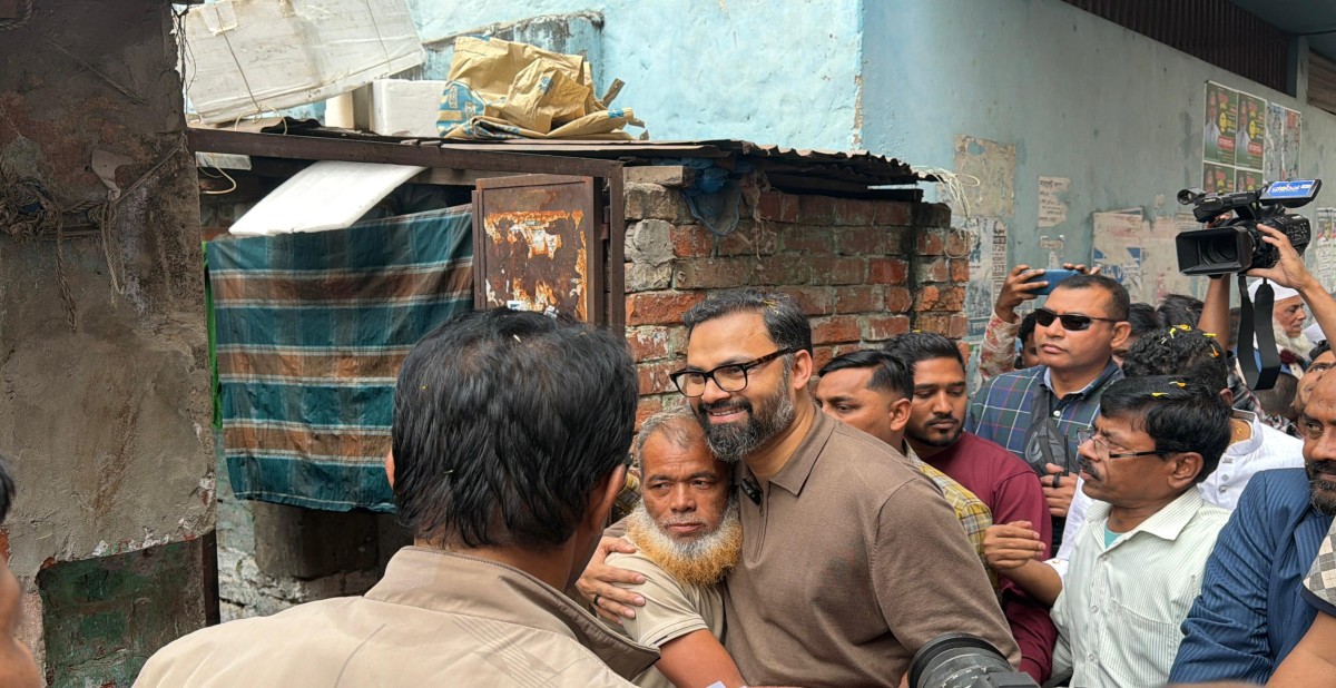 নির্বাচনী প্রচারণার তৃতীয় দিনে ভোটারদের সঙ্গে সাধারণ মানুষের সাথে দেখা করলেন আমিনুল হক ঢাকা ১৬ আসনের বিএনপির সমর্থিত প্রার্থী আমিনুল হক রূপনগর এলাকায় সাধারণ মানুষের মাঝে নির্বাচনী প্রচারণায়